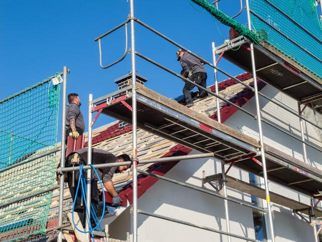 Dachdecker bei Ihrer schweren Arbeit