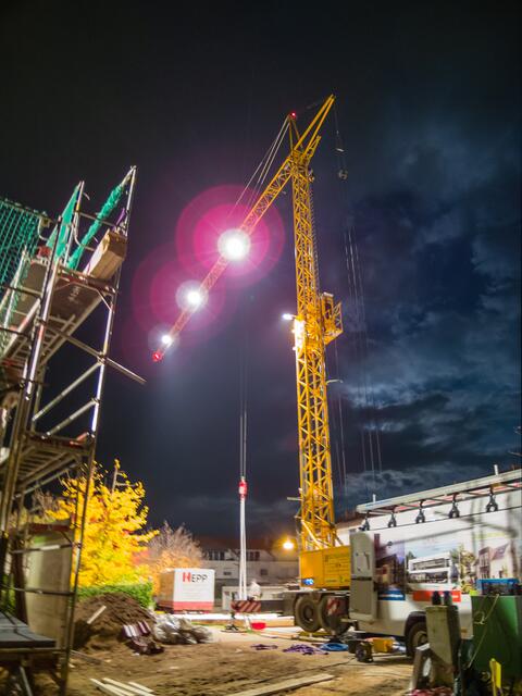 Die Baustelle bietet am Abend ein fast surreales Bild