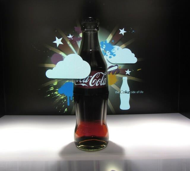 Cola-Flasche mit virtuellen Wolken