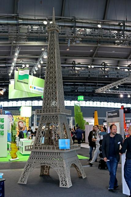 Der Eiffelturm aus Wellpappe