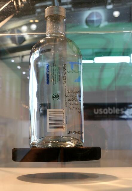 Dank Magnetfelder schwebende Wodkaflasche (Gravity Lifter von Usables)