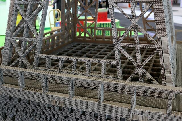 Der Eiffelturm aus Wellpappe
