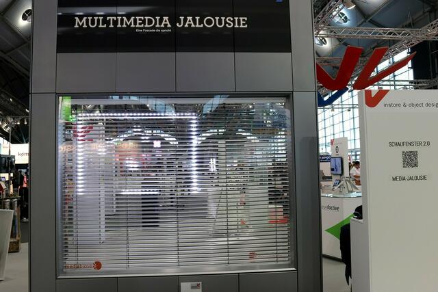 Jalousie mit eingebauten LEDs - hier lassen sich beliebige Animationen anzeigen.