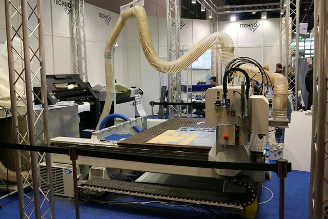 Maschine zum Ausschneiden von Figuren aus einer Platte