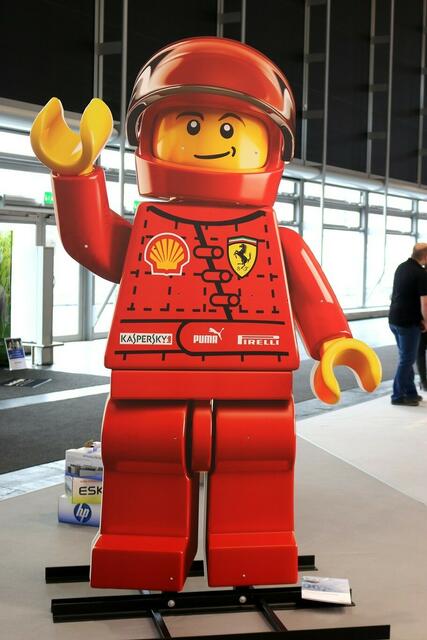 Der räumlich wirkende Lego-Mann ist nur ein flacher Aufsteller.