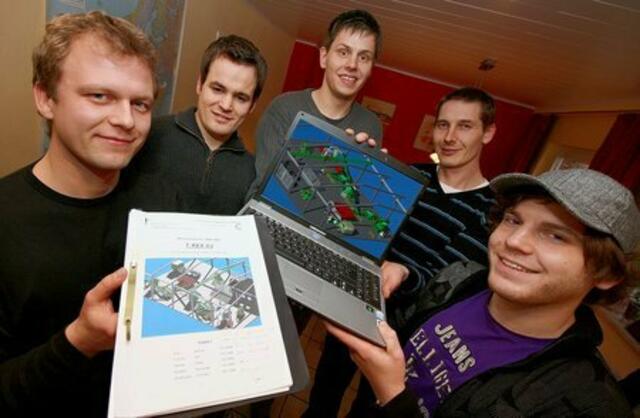 Alles auf dem Laptop: Die Soester Maschinenbaustudenten Claas Nowak, Markus Auer, Christian Wolfförster, Alexander Schäfer und Nils Fischer (v. l.) haben eine komplette Halle mit einer Zerkleinerungsanlage konstruiert.