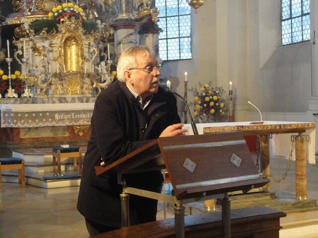 er führte durch die Kirche