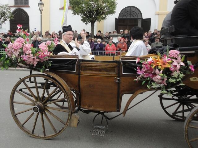 auch die Geistlichkeit in der Kutsche