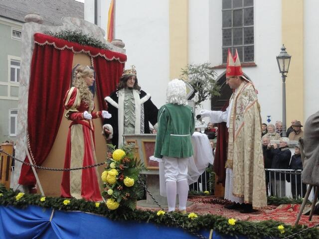 lebende Bilder, die Darsteller standen die gesamte Zeit völlig unbeweglich da.