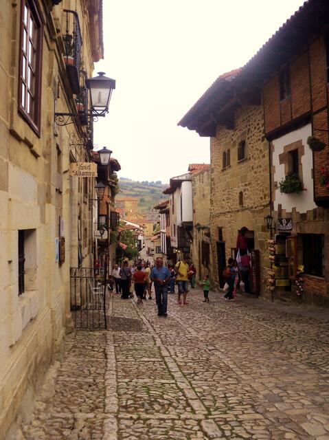 Durch die Altstadt von Santillana Del Mar