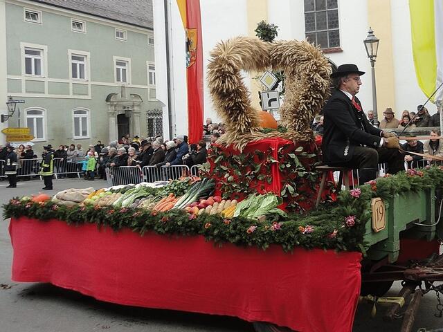 Erntekrone mit Gemüse des Feldes