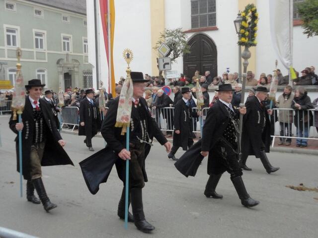 in Festtracht