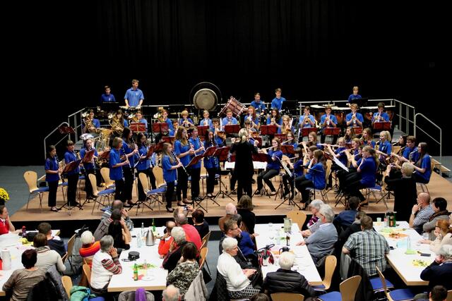 Das Jugendorchester spielte erstmals unter der Leitung von Heike Mayr-Hof und überzeugte mit einem abwechslungsreichen Programm und einer soliden musikalischen Leistung.