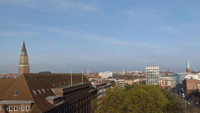 Die Sicht auf Kiel aus halber Höhe: Der Rathausturm überragt die Altstadt. Foto: Helmut Kuzina