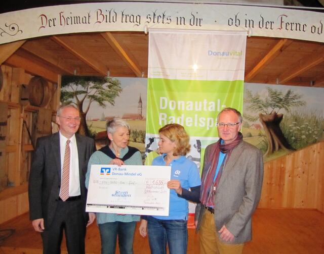 Bildunterschrift:
v.l. Stefan Lenz (Bürgermeister Stadt Höchstädt), Angelika Tittl (Donautal-Aktiv e.V.), Judith Zacher (BR, in Vertretung für Sternstunden e.V.), Wilfried Prange, (ORGA-Team Höchstädt)