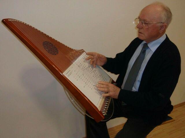 Die Veeh-Harfe kann ohne Vor- und Notenkenntnisse gespielt werden. Die Gersthofer Musikschule hat für Schüler fünf dieser „Trauminstrumente“. (Foto: Theo Horgath)