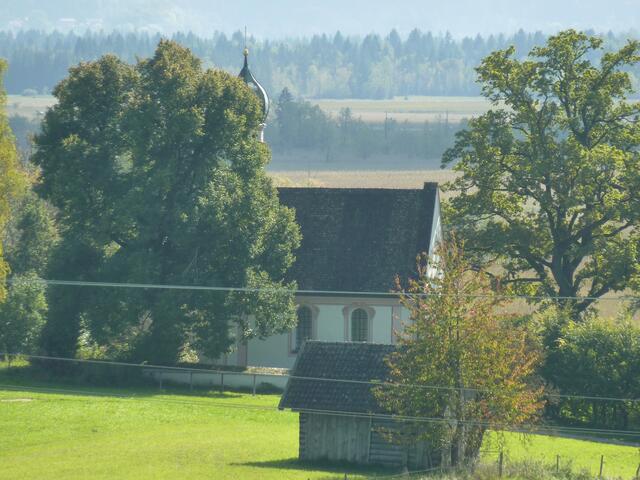 Der Weg in Richtung Drachenstichschlucht ermöglicht den Blick auf die kleine Kirche.