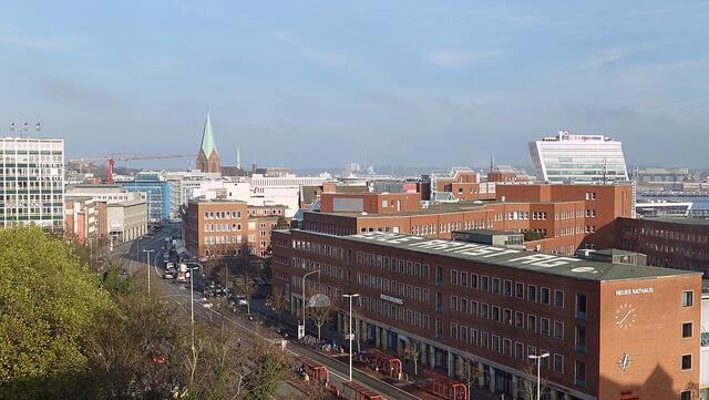 Blick auf Kiel aus halber Höhe: Das Neue Rathaus (rechts) an der Andreas-Gayk-Straße, am Horizont der Turm von St. Nikolai. Foto: Helmut Kuzina