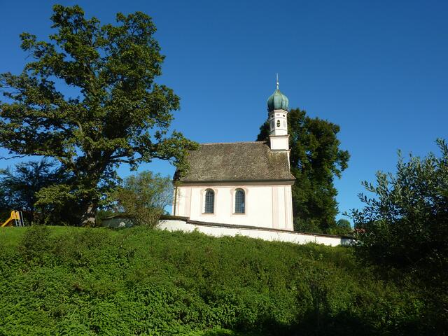Von außen ist die kleine Kirche eher unscheinbar.