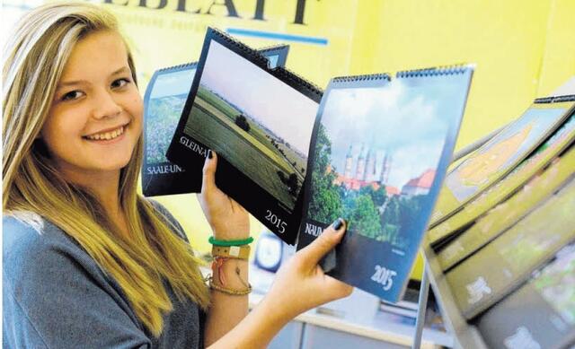 Tageblatt/MZ-Praktikantin Louise Seyfarth mit den Heimatkalendern des aktuellen Jahres. | Foto: Torsten Biel