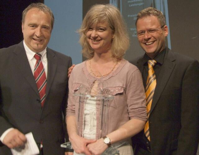 Margarete Wanner erhielt 2014 den Joseph-Anton-Vöst-Musikpreis der Sing- und Musikschule Gersthofen. Überreicht wurde die Auszeichnung vom Vorsitzenden Armin Gaurieder (links) und Musikschuleiter Robert Kraus (rechts). (Foto: SMG)