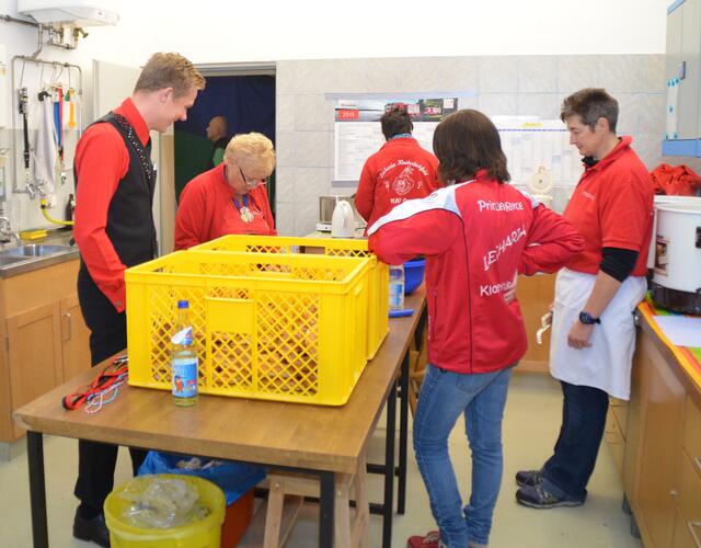 Tatkräftige Helfer wurden für Organisation, Aufbau und Küche gebraucht.