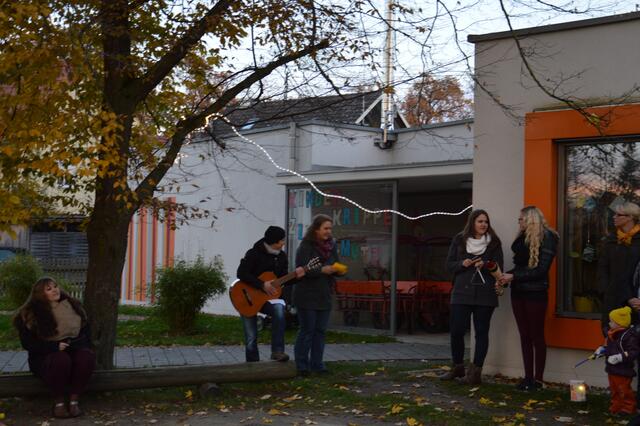 Damit die richtige Stimmung aufkommen konnte, wurde erst ein Martinslied gesungen. Danach wurde das Martinsspiel mit Instrumenten begleitet.