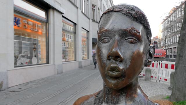 Die Bronzefigur "Zeitungsjunge" formte Frauke Wehberg 1982. Foto: Helmut Kuzina