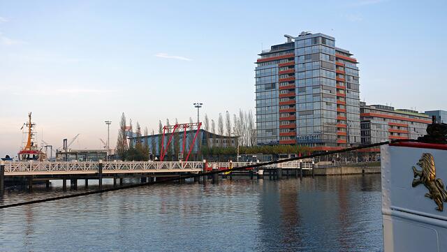 Über die Hörnbrücke geht es zum 14-geschossigen Hochhaus ("Waterkantgebäude") am Ostufer der Förde. Foto: Helmut Kuzina