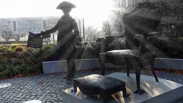Der russische Bildhauer Alexander Taratynov schuf das Denkmal, das an Peter III. erinnert, der 1762 den Thron des Russischen Reiches bestieg. Foto: Helmut Kuzina