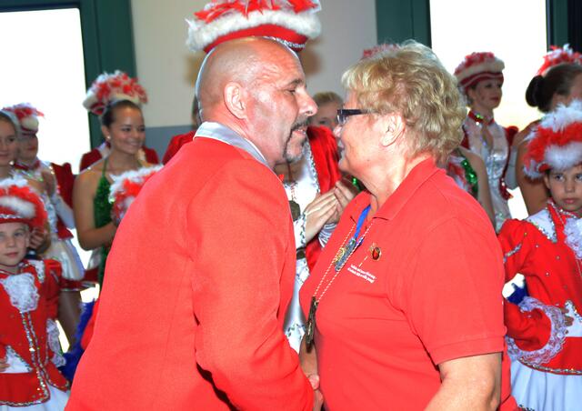 Präsident Ali Brecheisen ernannte Brigitte Holzer zur Ehrenpräsidentin.
