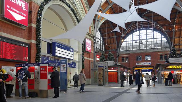 Girlandenschmuck im Hauptbahnhofsgebäude. Foto: Helmut Kuzina