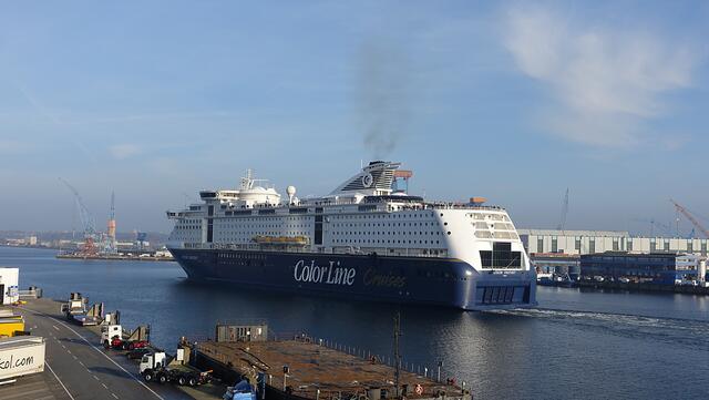 Die Sicht auf Kiel aus halber Höhe: Das Auslaufen der Norwegenfähre auf der Förde. Foto: Helmut Kuzina