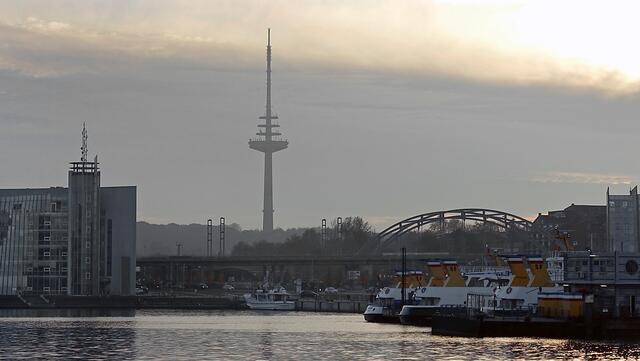 Aussicht von der Hörnbrücke auf die Hörn, das südliche Ende der Förde, im Hintergrund der Fernsehturm und die Gablenzbrücke. Foto: Helmut Kuzina