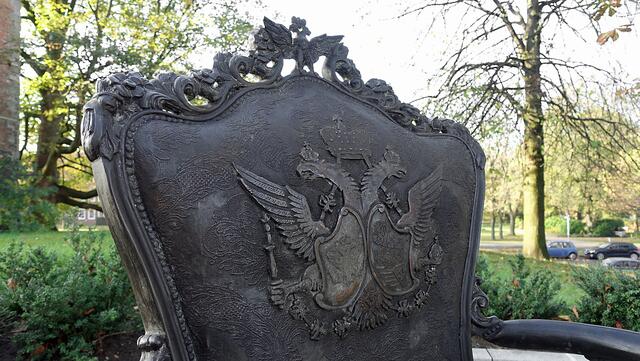 Der freie Zarenthron vor dem Kieler Schloss. Foto: Helmut Kuzina