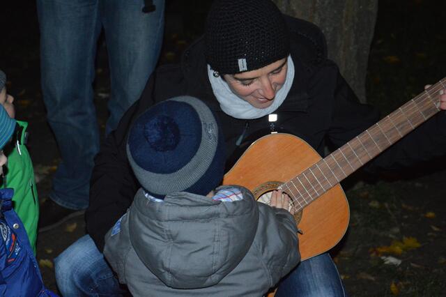 Zum Abschluss wurden noch einmal die bekannten Laternelieder gesungen und dann durften auch die Kleinen ein wenig Gitarre spielen.