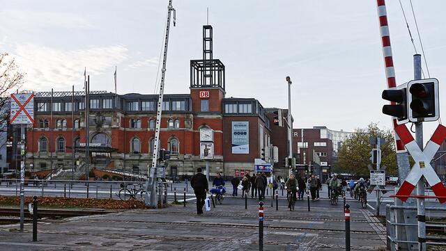 Der Hauptbahnhof mit dem Bahnhofsvorplatz an der Kaistraße. Foto: Helmut Kuzina