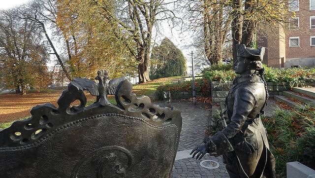 Das Denkmal für Carl Peter Ulrich, den Herzog von Holstein-Gottorf und späteren Zaren Peter III. von Russland, steht auf der Anhöhe im Prinzengarten vor dem Schloss. Foto: Helmut Kuzina