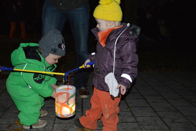 Die strahlenden Laternen begleiteten unsere Krippenkinder nach Hause, aber ob dann schon ENDE war?