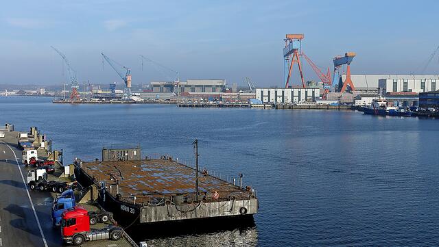 Am Ostufer der Förde (am Horizont) die Howaldtswerke-Deutsche Werft mit den markanten Krananlagen. Foto: Helmut Kuzina