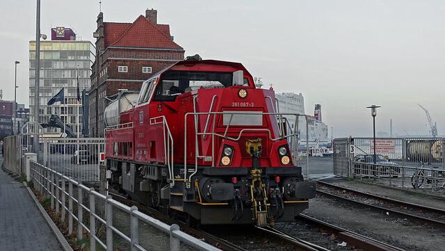 Zwischen der Hörn und dem Bahnhof verläuft parallel zur Kaistraße der Gleisanschluss des Hafens. Foto: Helmut Kuzina