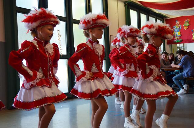 Zu bekannten Kinderhits tanzten die Mädchen der Kindergarde.