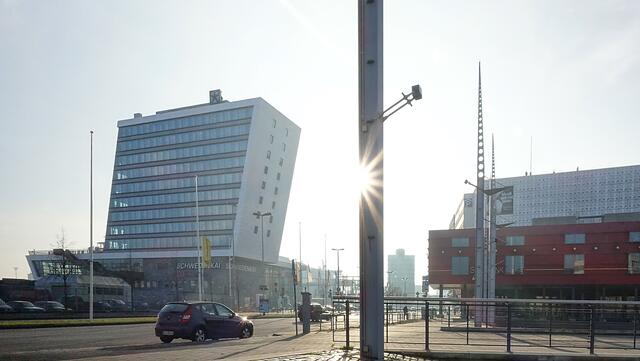 Schräg und zwölf Stockwerke hoch: Fähr- und Kreuzfahrtterminal am Schwedenkai. Foto: Helmut Kuzina