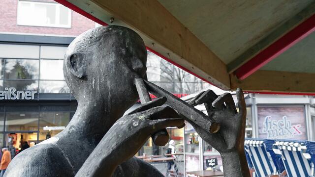 Die Bronzeskulptur "Flötenspieler" von Karlheinz Goedtke (1962). Foto: Helmut Kuzina