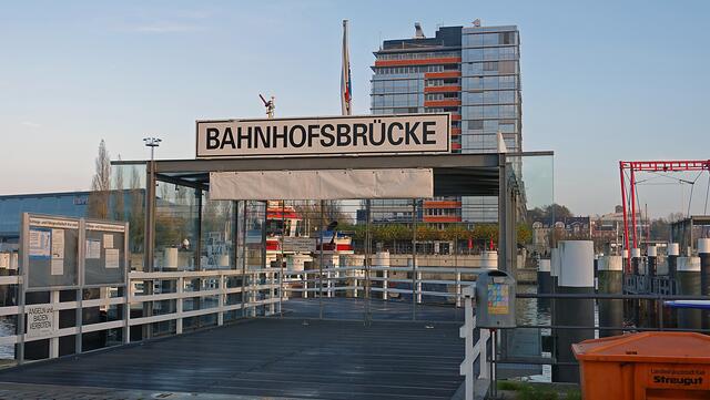 Die Bahnhofsbrücke, Anleger der Fördeschifffahrtslinien: Vom 27. Oktober 2014 bis zum 22. März 2015 hat die Fördefährlinie F1 ihren Fährbetrieb eingestellt. Foto: Helmut Kuzina