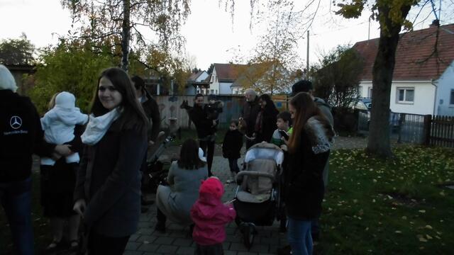 Langsam wurde es dunkel und die ersten Familien trafen ein.