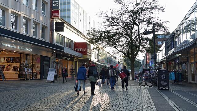 In der Haupteinkaufsstraße, der Fußgängerzone Holstenstraße, sieht es noch sehr herbstlich aus. Foto: Helmut Kuzina