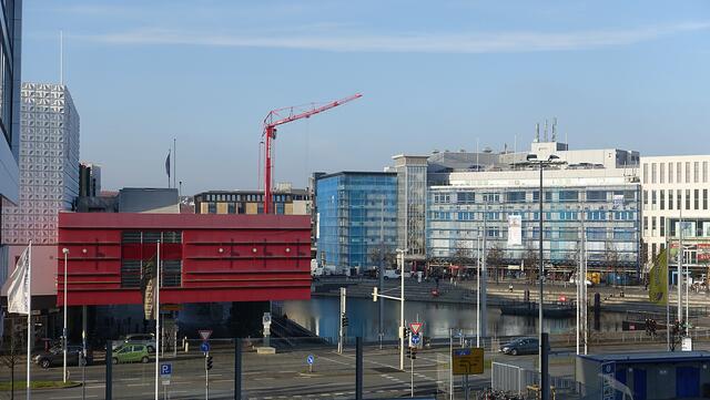 Die Sicht auf Kiel aus halber Höhe: Der ehemalige Bootshafen. Foto: Helmut Kuzina
