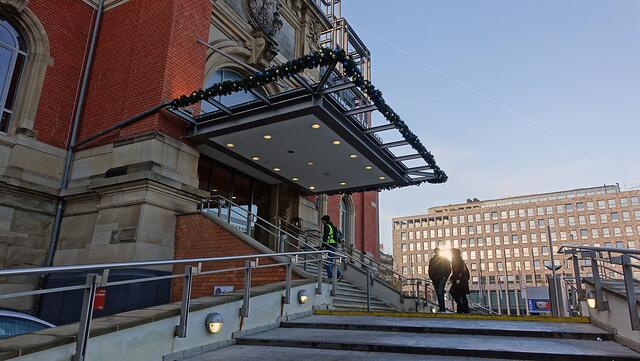 Vom Ostausgang des Kieler Bahnhofs führt die "Kaisertreppe" zum Hafen. Foto: Helmut Kuzina