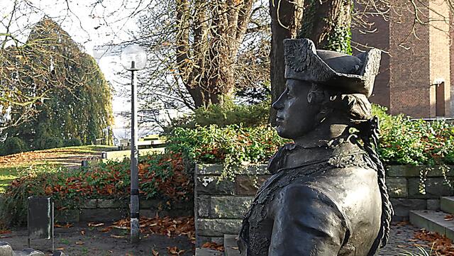 Zar Peter III. ist als Bronzefigur an seinen Geburtsort, das Kieler Schloss, zurückgekehrt. Foto: Helmut Kuzina